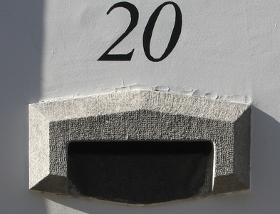 908437 Afbeelding van een liggende natuurstenen brievenbus bij de voordeur van het pand Parkstraat 20 te Utrecht.